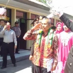 Pensiunan Polisi Ini Dapat Penghormatan Pedang Pora Pensiunan Polisi Ini Dapat Penghormatan Pedang Pora