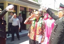 Pensiunan Polisi Ini Dapat Penghormatan Pedang Pora Pensiunan Polisi Ini Dapat Penghormatan Pedang Pora