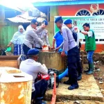 Yayasan Haji Kalla dan Brimob Sulsel Bersihkan Rumah Warga Korban Banjir Konut Yayasan Haji Kalla dan Brimob Sulsel Bersihkan Rumah Warga Korban Banjir Konut