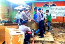 Yayasan Haji Kalla dan Brimob Sulsel Bersihkan Rumah Warga Korban Banjir Konut Yayasan Haji Kalla dan Brimob Sulsel Bersihkan Rumah Warga Korban Banjir Konut