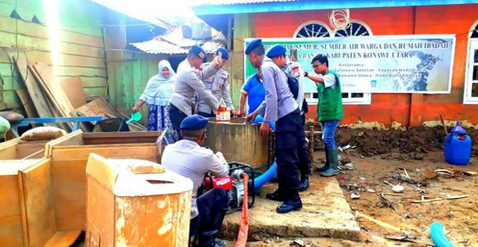 Yayasan Haji Kalla dan Brimob Sulsel Bersihkan Rumah Warga Korban Banjir Konut