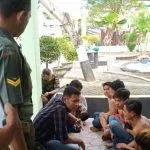 Kerap Miras, 7 Pemuda Diamankan Babinsa Kodim 1417 Kendari Kerap Miras, 7 Pemuda Diamankan Babinsa Kodim 1417 Kendari