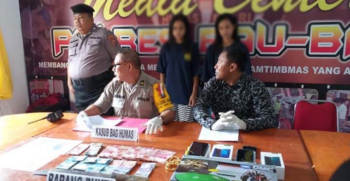 Curi Uang Rp60 Juta, Dua Ibu Rumah Tangga di Baubau Ditangkap Polisi