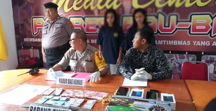Curi Uang Rp60 Juta, Dua Ibu Rumah Tangga di Baubau Ditangkap Polisi