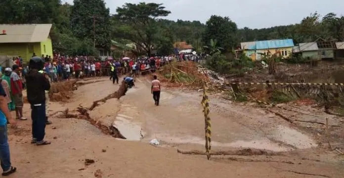 Jalur Trans Sulawesi di Sampara Amblas, Akses Jalan Kendari-Kolaka Ditutup