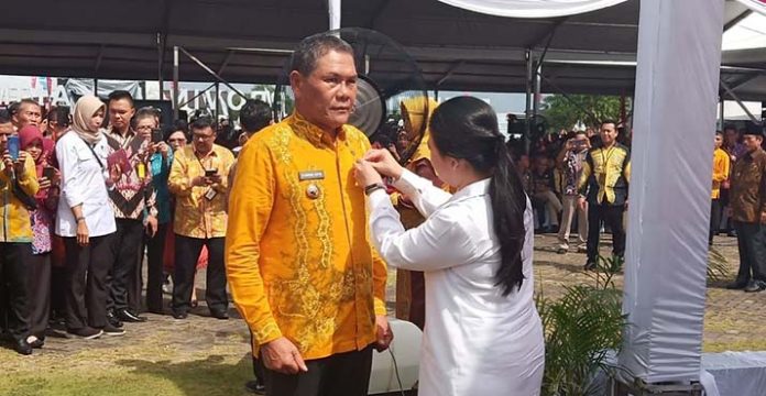 Bupati Kolaka Dapat Penghargaan Satyalancana Pembangunan dari Presiden