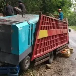 Truk Ekspedisi Nyaris Terjun ke Jurang di Kolaka Truk Ekspedisi Nyaris Terjun ke Jurang di Kolaka