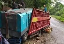 Truk Ekspedisi Nyaris Terjun ke Jurang di Kolaka Truk Ekspedisi Nyaris Terjun ke Jurang di Kolaka