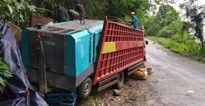 Truk Ekspedisi Nyaris Terjun ke Jurang di Kolaka