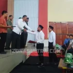 Rektor USN Serahkan SK Pengangkatan Dosen dan Tendik ASN Rektor USN Serahkan SK Pengangkatan Dosen dan Tendik ASN