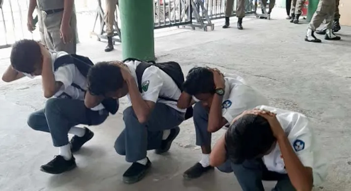 Siswa yang kena razia Sat Pol PP Kota Baubau dihukum jalan jongkok