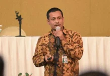 KPK Ancam Beri Sanksi Penunggak Pajak Kendaraan di Sultra Koordinasi Supervisi dan Pencegahan (Korsupgah) KPK Fungsional Korwil VIII Edi Suryanto