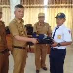 Pemda Konawe Serahkan Seragam Sekolah ke Siswa Korban Banjir Pemda Konawe Serahkan Seragam Sekolah ke Siswa Korban Banjir