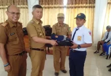 Pemda Konawe Serahkan Seragam Sekolah ke Siswa Korban Banjir Pemda Konawe Serahkan Seragam Sekolah ke Siswa Korban Banjir