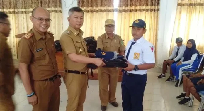 Pemda Konawe Serahkan Seragam Sekolah ke Siswa Korban Banjir