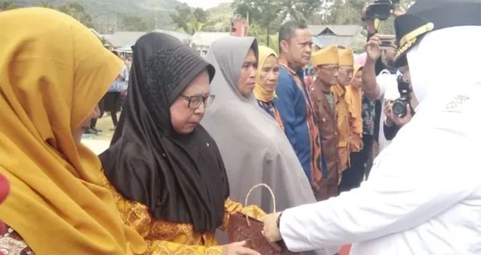 Pemkab Koltim Beri Penghargaan Tujuh Janda Veteran