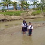 Perjuangan Siswa di Koltim, Menyeberang Sungai Demi Mendapatkan Ilmu Agama Koltim