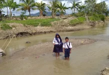 Perjuangan Siswa di Koltim, Menyeberang Sungai Demi Mendapatkan Ilmu Agama Koltim