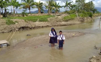 Perjuangan Siswa di Koltim, Menyeberang Sungai Demi Mendapatkan Ilmu Agama Koltim