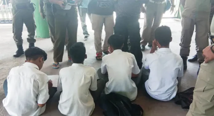 Razia Siswa Bolos, Petugas Satpol PP Baubau Temukan Puluhan Video Porno