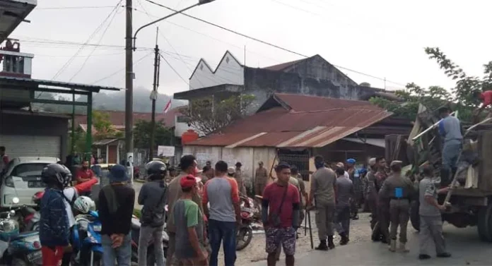 Satpol PP Tertibkan Lapak Pedagang di Bahu Jalan TPI Kendari