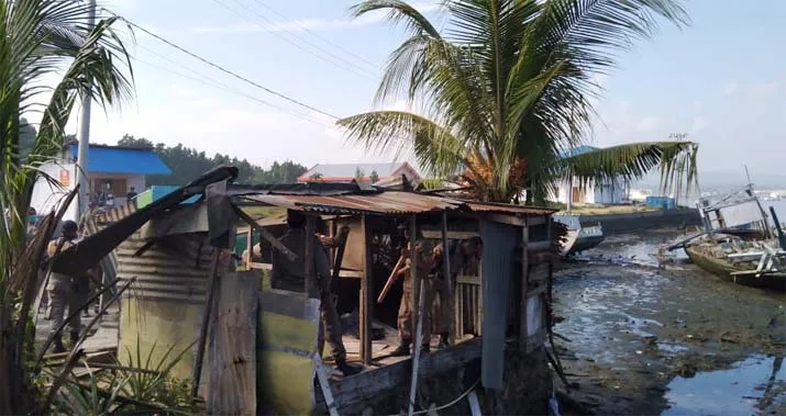 Satpol PP Tertibkan Lapak Pedagang di Bahu Jalan TPI Kendari