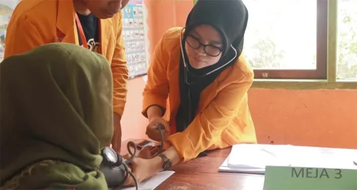 Mahasiswa KKN UHO Beri Pemeriksaan Kesehatan Gratis Warga Kecamatan Anggalomoare