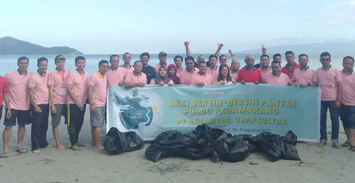 antambersihpantai ANTAM Gelar Aksi Bersih Sampah di Pantai Pulau Padamarang