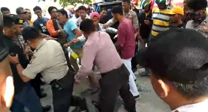 Demo ASMT Bersama Nelayan di Wangiwangi Ricuh