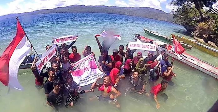 Kenalkan Keindahan Bawah Laut, Pemuda di Muna Kibarkan Bendera