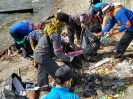 Mari Tebari Kolaka Ajak Masyarakat Tidak Buang Sampah Plastik ke Laut Mari Tebari Kolaka Ajak Masyarakat Tidak Buang Sampah Plastik ke Laut