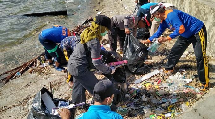 Mari Tebari Kolaka Ajak Masyarakat Tidak Buang Sampah Plastik ke Laut