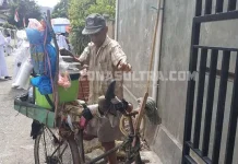 Berkendara Sepeda Bekas, Kakek 88 Tahun Berjualan Es Krim Keliling di Kolaka