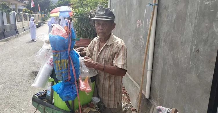 Berkendara Sepeda Bekas, Kakek 88 Tahun Berjualan Es Krim Keliling di Kolaka