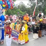 Pakaian Adat Ramaikan Karnaval Anak di Mubar Pakaian Adat Ramaikan Karnaval Anak di Mubar