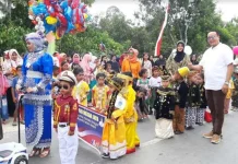 Pakaian Adat Ramaikan Karnaval Anak di Mubar Pakaian Adat Ramaikan Karnaval Anak di Mubar