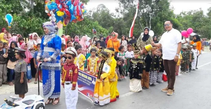Pakaian Adat Ramaikan Karnaval Anak di Mubar