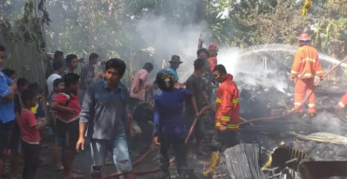 Terbakar, Satu Rumah Panggung di Kolaka Rata dengan Tanah