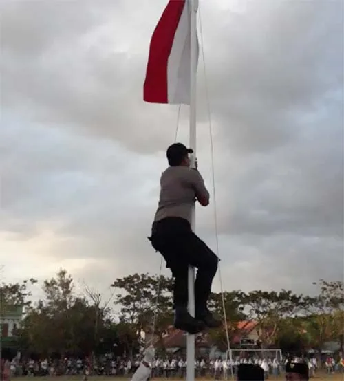 Aksi Panjat Tiang Bendera, Bripka Nur Alim Bachri Viral di Medsos