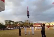 Aksi Panjat Tiang Bendera, Bripka Nur Alim Bachri Viral di Medsos Aksi Panjat Tiang Bendera, Bripka Nur Alim Bachri Viral di Medsos