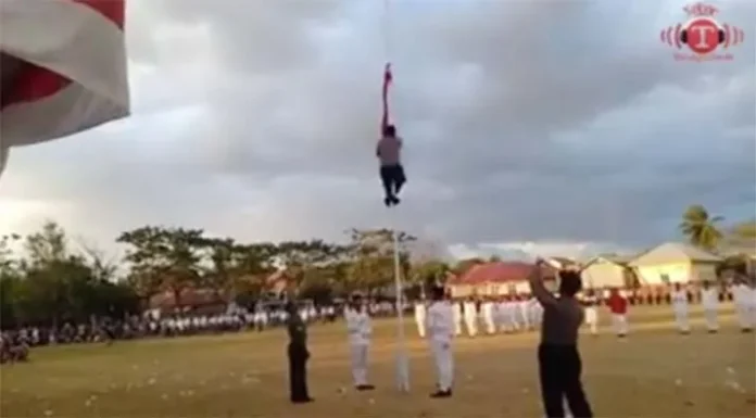 Aksi Panjat Tiang Bendera, Bripka Nur Alim Bachri Viral di Medsos