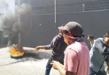 Protes PHK Sepihak, CV Central Niaga Dilempari Tomat Protes PHK Sepihak, CV Central Niaga Dilempari Tomat