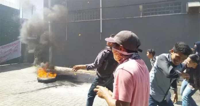 Protes PHK Sepihak, CV Central Niaga Dilempari Tomat