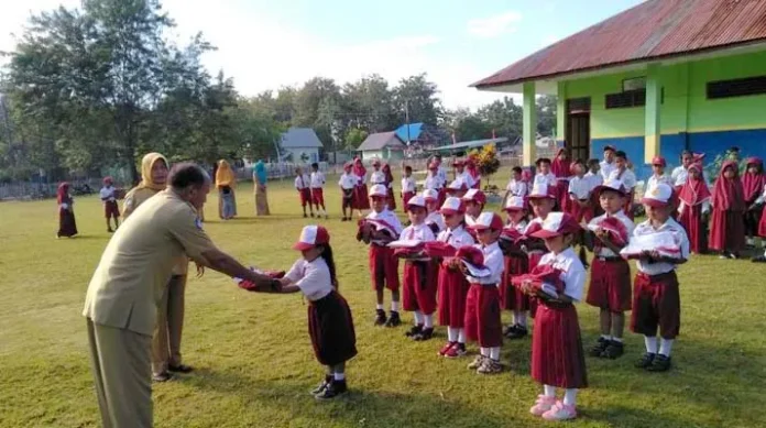 Ringankan Beban Orang Tua Siswa, Pemda Mubar Bagikan Seragam Sekolah Gratis