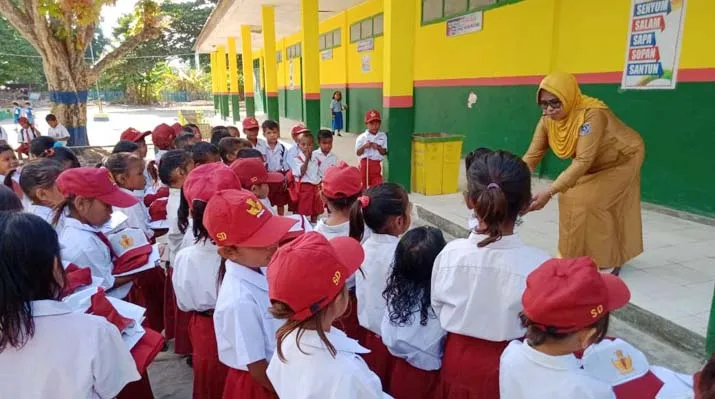 Ringankan Beban Orang Tua Siswa, Pemda Mubar Bagikan Seragam Sekolah Gratis