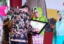 Pendiri UHO Prof. Eddy Mokodompit Raih Penghargaan dari UNM