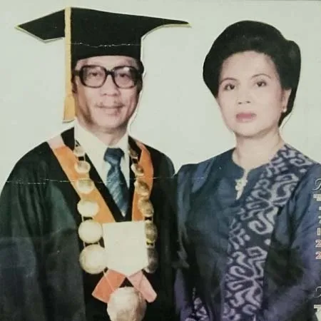 Pendiri UHO Prof. Eddy Mokodompit Raih Penghargaan dari UNM