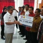 Serahkan Buku Tabungan Program BSPS, Abu Hasan: Ini Harus Tuntas Serahkan Buku Tabungan Program BSPS, Abu Hasan: Ini Harus Tuntas