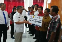 Serahkan Buku Tabungan Program BSPS, Abu Hasan: Ini Harus Tuntas Serahkan Buku Tabungan Program BSPS, Abu Hasan: Ini Harus Tuntas