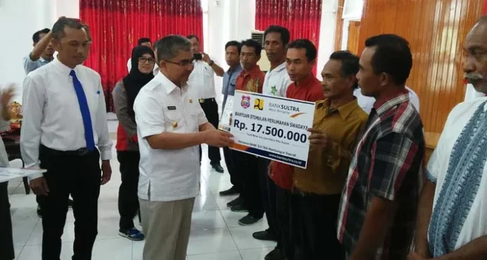 Serahkan Buku Tabungan Program BSPS, Abu Hasan: Ini Harus Tuntas